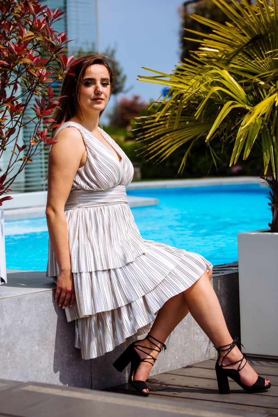 Zilveren midi jurk Swing met volant, plisse en V-hals – NOOS