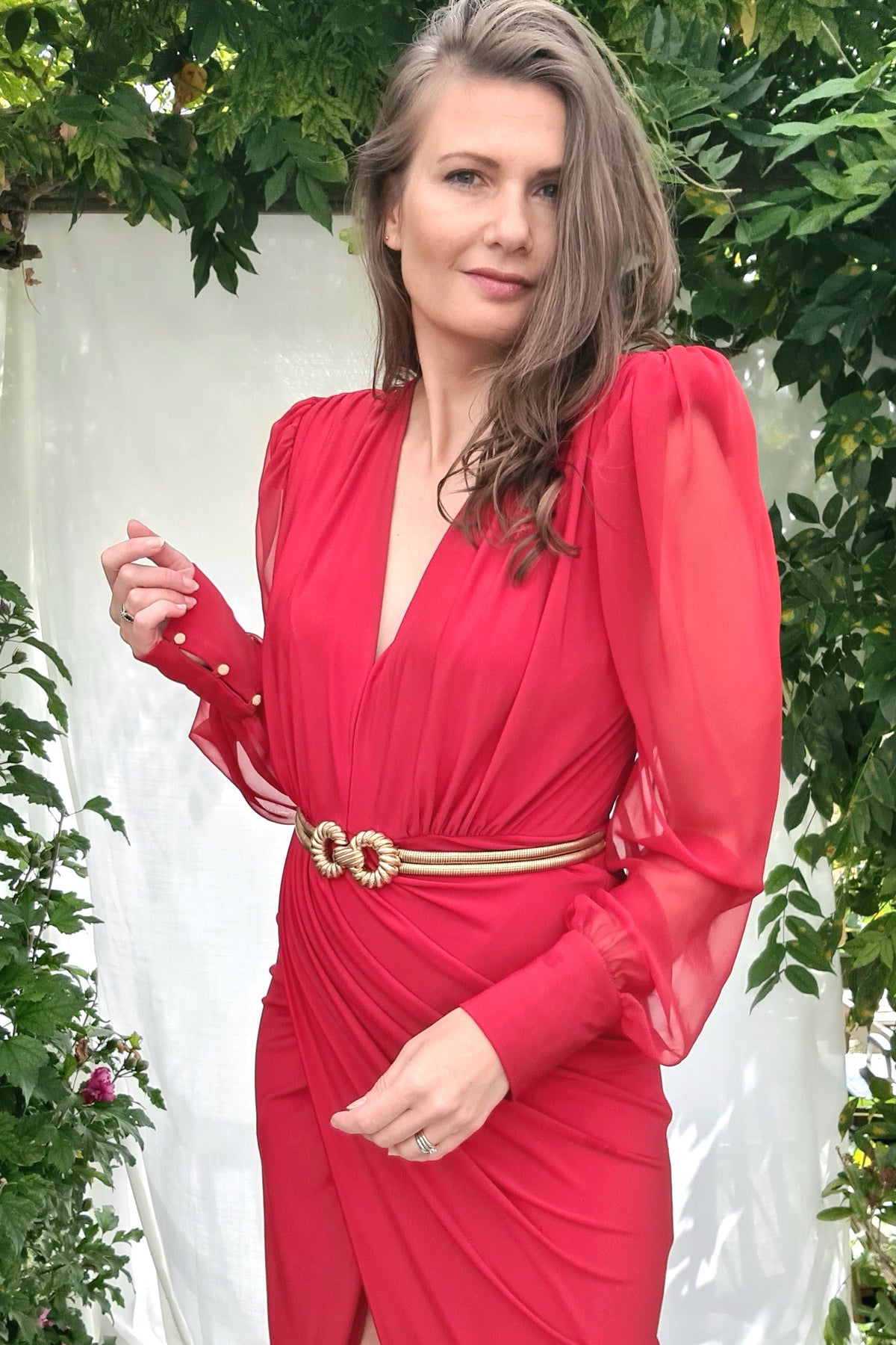 Moosy midi jurk rood met V-hals en bloezende mouwen – NOOS