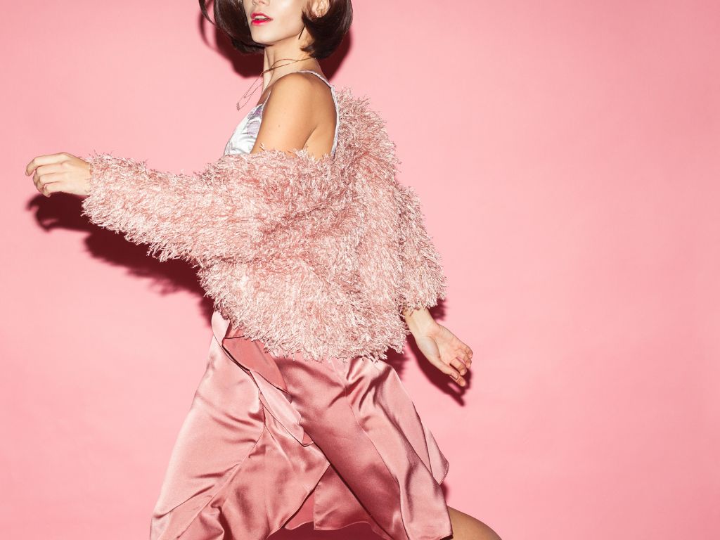Roze vest met roze satijnen jurk 